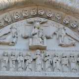 La sommit� incornicia poi una lunetta anch�essa scolpita: in alto la Vergine in trono emerge austera tra due angeli, mentre in basso Ges� con il pastorale dirige il corteo di Apostoli ai suoi lati